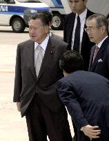 Mori arrives in Okinawa to view G-8 summit venue